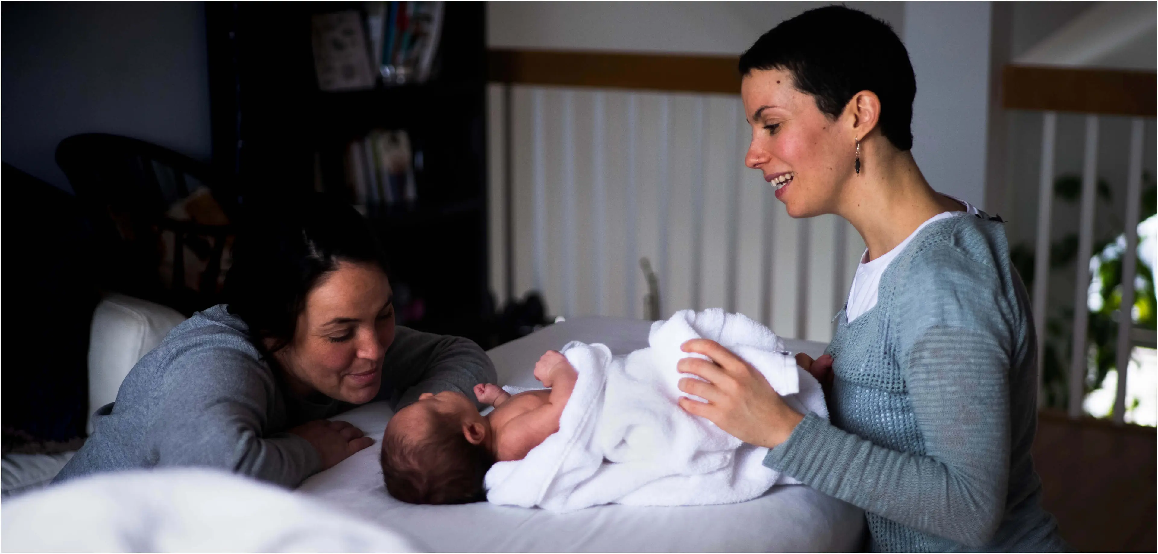 Une doula et une maman s’occupent d’un nouveau-né à la maison